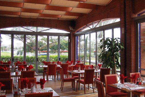 Alustar Palma C.B. restaurante con sillas rojas